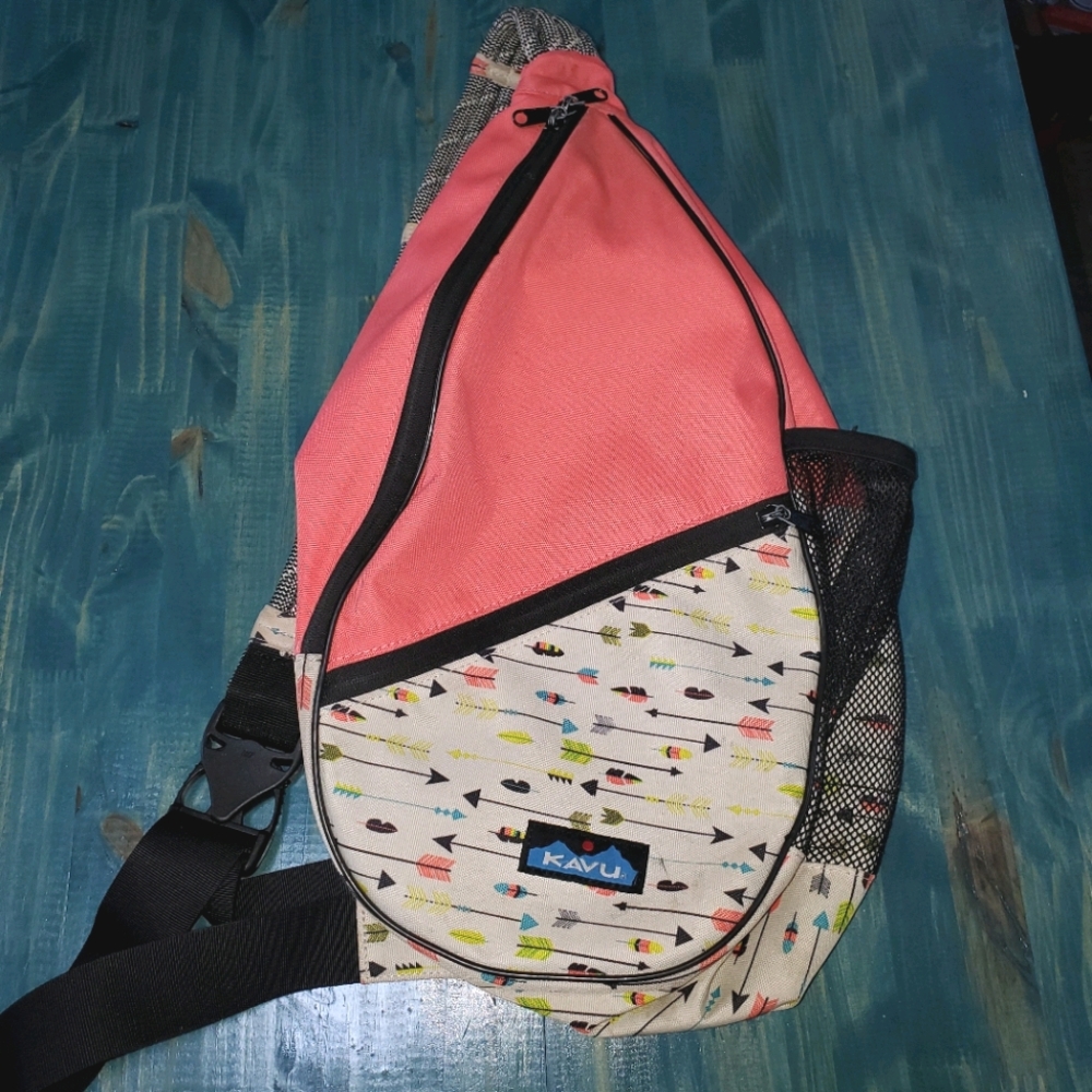 Kavu Coral Pink and Cream Arrow Print Crossbody Sling Bag
